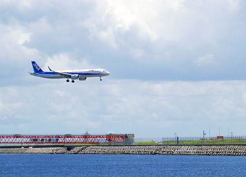 羽田空港に着陸する旅客機
